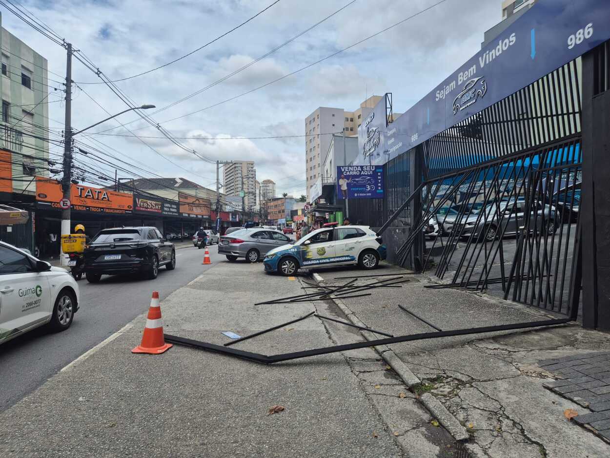 Criminosos usam carro para derrubar portão e furtar concessionária no Centro de São Bernardo