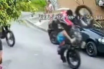 Jovem sem CNH que atropelou homem após empinar moto se apresenta no DP, mas não fica preso em SBC
