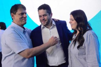 Jéssica e Gilvan participam de formatura no Palácio dos Bandeirantes com Tarcísio e a primeira-dama Cristiane