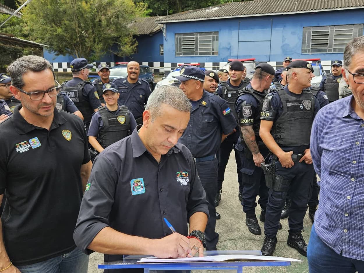 Guto Volvi concede reajuste salarial de 73% aos GCMs de Ribeirão Pires