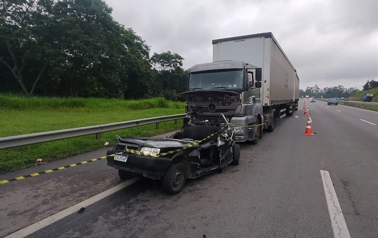 Acidente entre carro e carreta deixa três vítimas sem vida e um ferido grave no Rodoanel