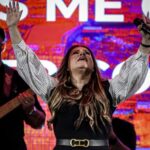 Sarah Farias emocionou a multidão com seu repertório de forte apelo emocional.