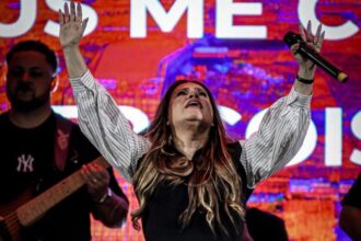 Sarah Farias emocionou a multidão com seu repertório de forte apelo emocional.