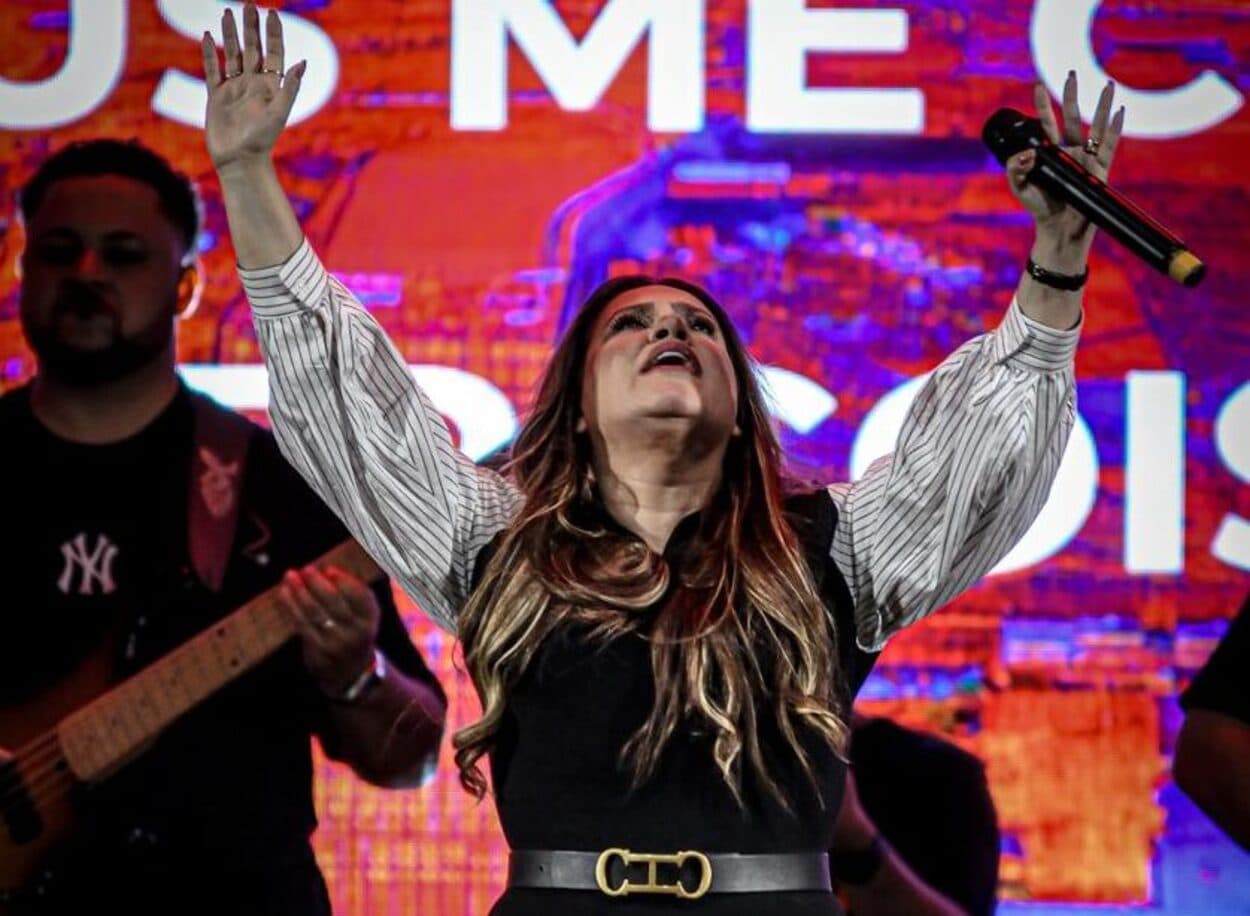 Sarah Farias emocionou a multidão com seu repertório de forte apelo emocional.