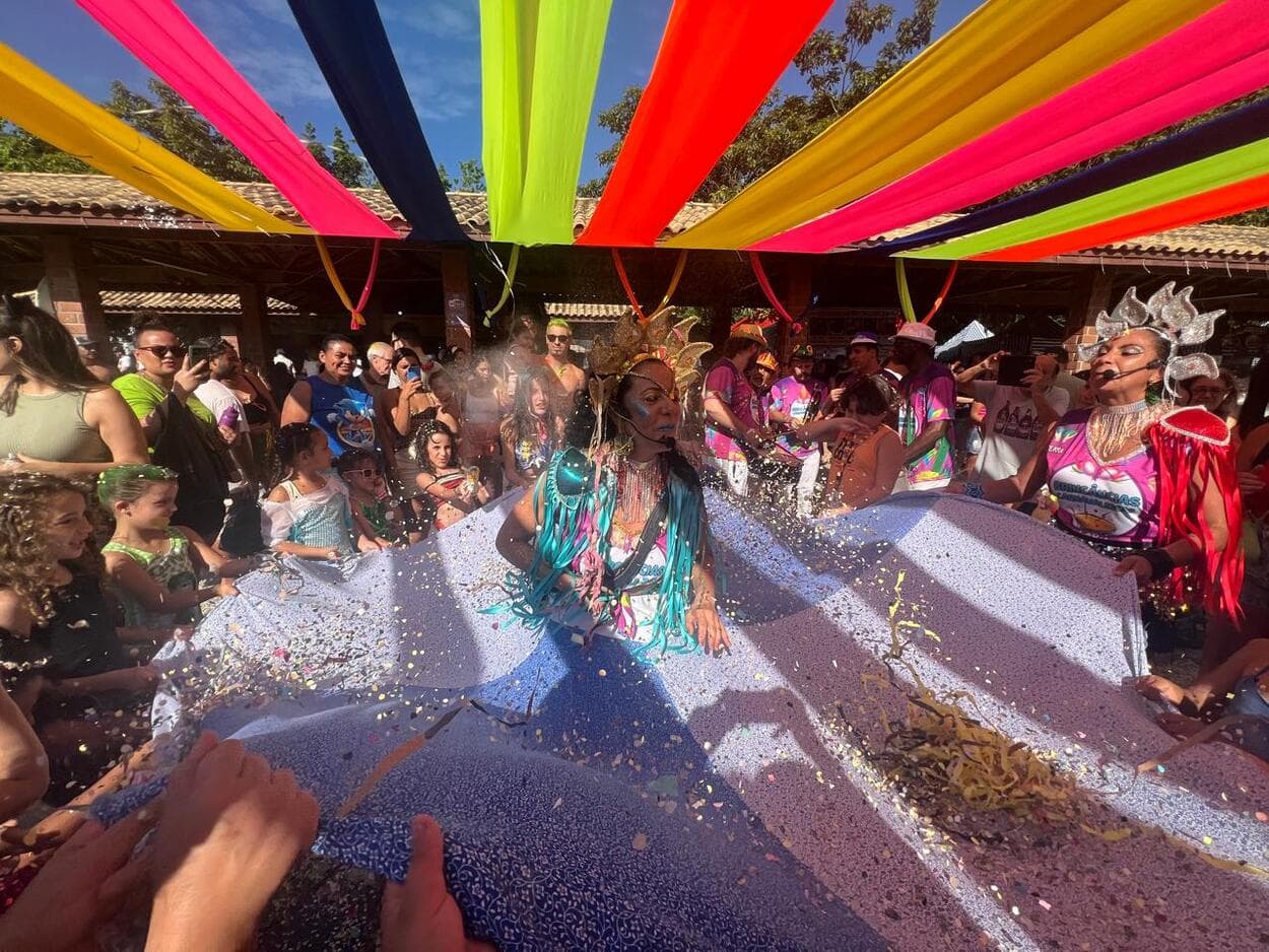 Todo colorido com confetes e fantasias, o parque ficou lotado de famílias que foram brincar e se divertir no Carnaval