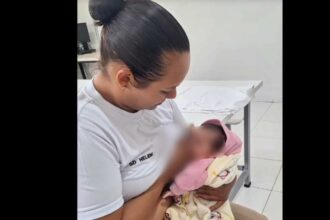Policial militar é homenageada por colegas de farda em MG após amamentar bebê abandonada