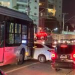 Colisão entre carro e ônibus mobiliza socorro na Avenida Senador Vergueiro em SBC