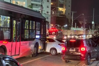 Colisão entre carro e ônibus mobiliza socorro na Avenida Senador Vergueiro em SBC