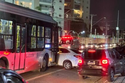 Colisão entre carro e ônibus mobiliza socorro na Avenida Senador Vergueiro em SBC