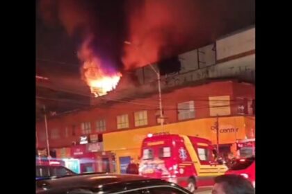 Incêndio de grandes proporções atinge loja do Armarinhos Fernando no Centro de Santo André