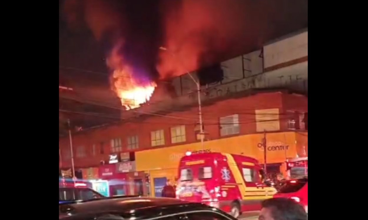 Incêndio de grandes proporções atinge loja do Armarinhos Fernando no Centro de Santo André