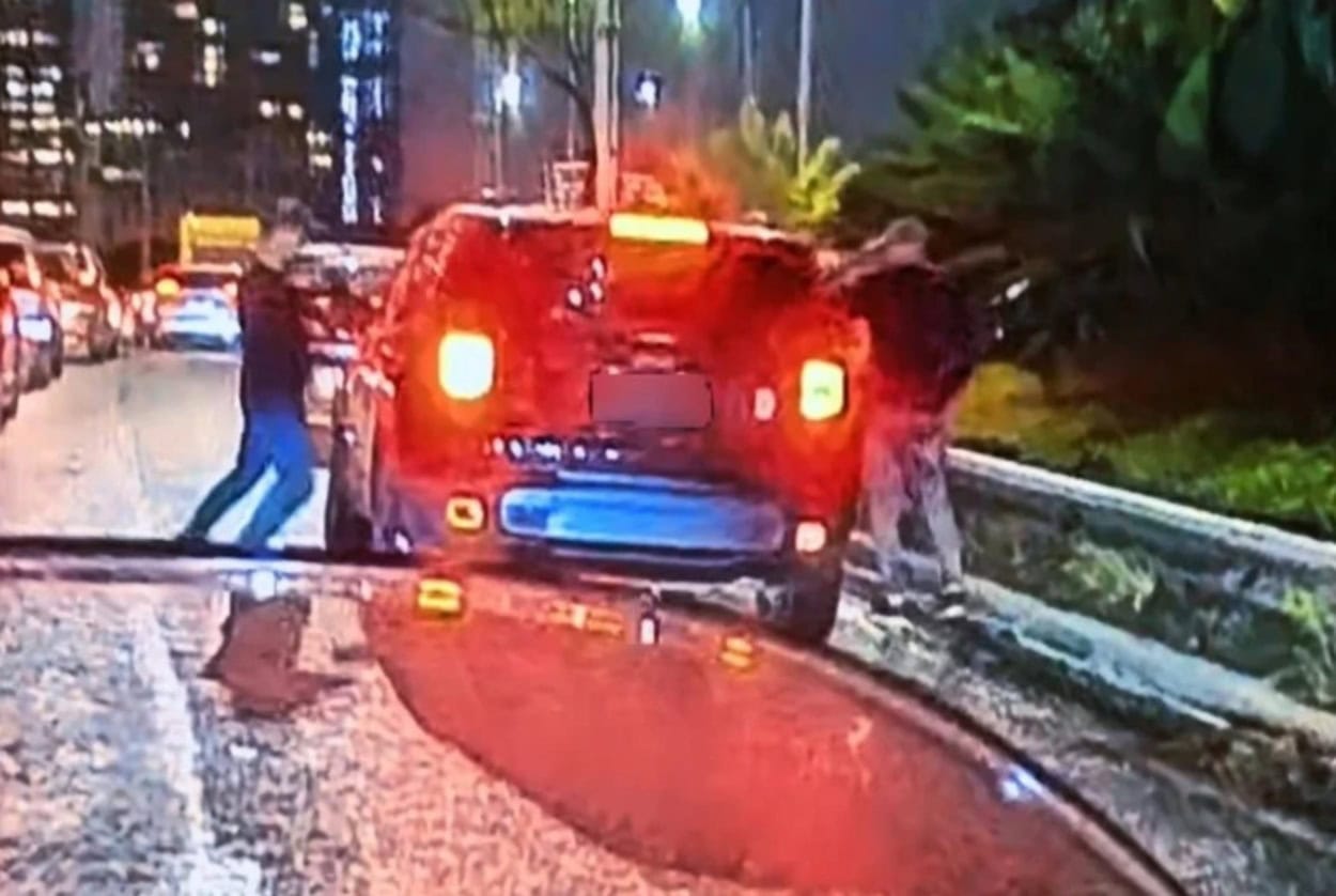 "Anjo do Asfalto": Motoboy viraliza ao socorrer vítima de assalto na Marginal Pinheiros