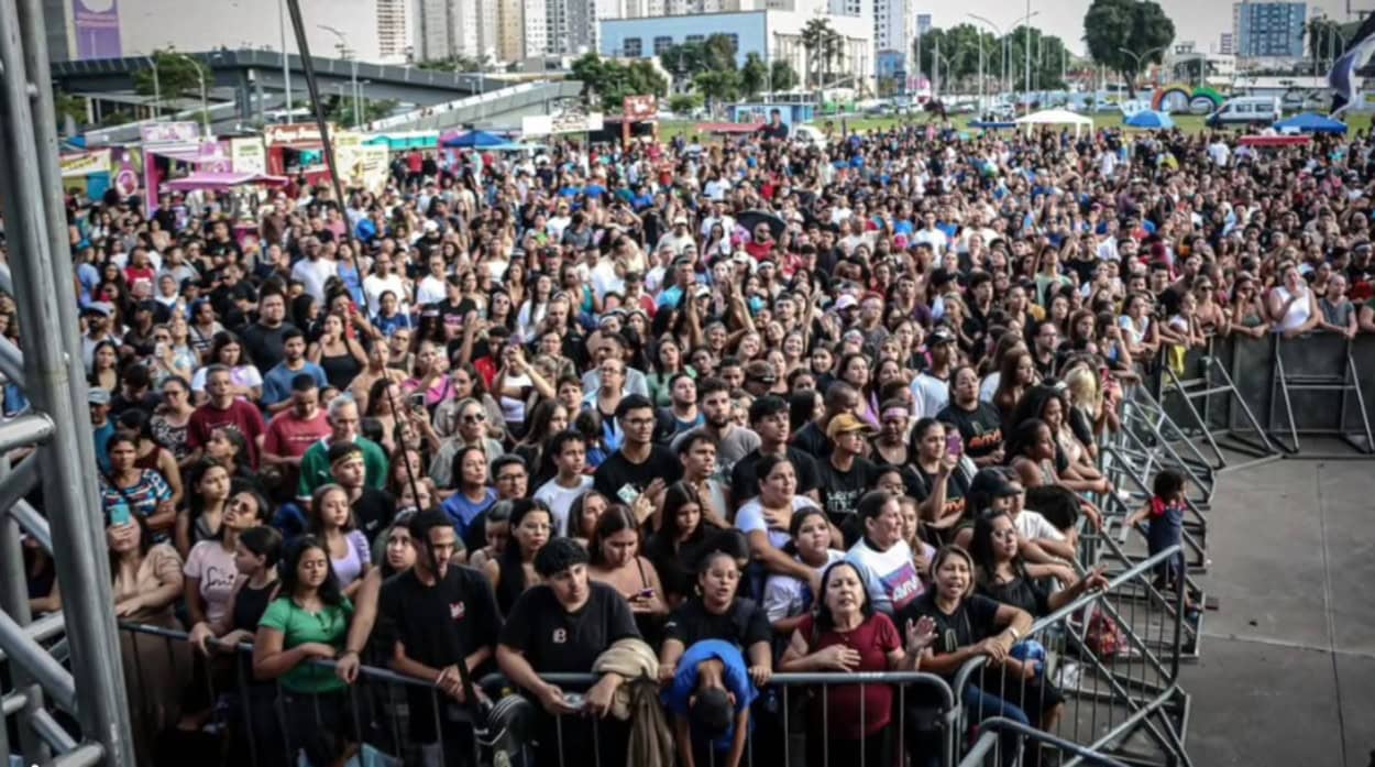 Matheus Goulart e PG animam público em dia de louvor na Esplanada do Paço