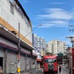 Bombeiros realizam rescaldo de incêndio que atingiu a Armarinhos Fernando em Santo André