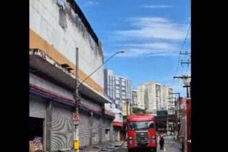 Bombeiros realizam rescaldo de incêndio que atingiu a Armarinhos Fernando em Santo André
