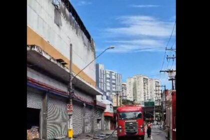 Bombeiros realizam rescaldo de incêndio que atingiu a Armarinhos Fernando em Santo André