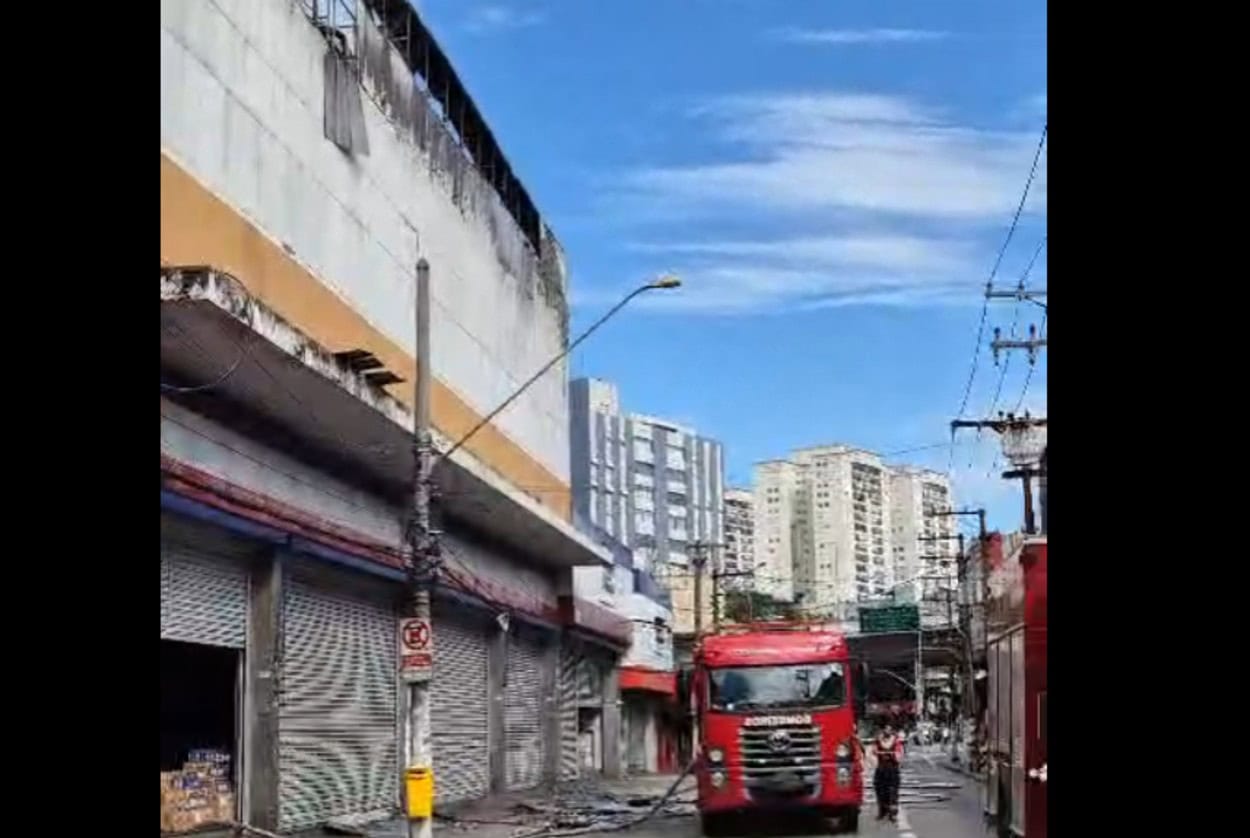 Bombeiros realizam rescaldo de incêndio que atingiu a Armarinhos Fernando em Santo André