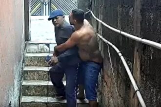 Vítima havia dado golpe de faca no vizinho no dia anterior após discussão; polícia investiga se crime foi vingança ou desdobramento do conflito