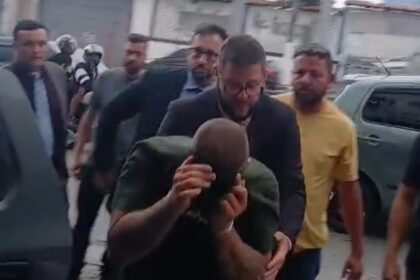 VÍDEO: Momento em que Bruno de Oliveira Zeni assassino chega ao 2º DP de Diadema