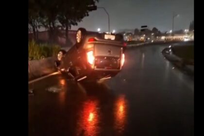 Motorista perde controle em curva e capota veículo em viaduto de São Bernardo