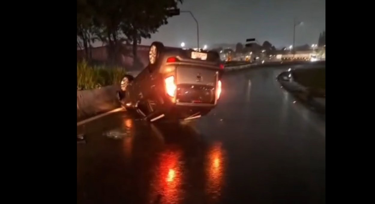 Motorista perde controle em curva e capota veículo em viaduto de São Bernardo