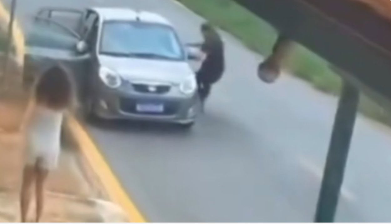 Barbeiro herói pula em carro em movimento e salva crianças em Contagem
