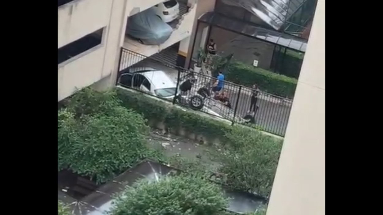 Carro despenca de garagem e atinge outro veículo no Centro de São Bernardo