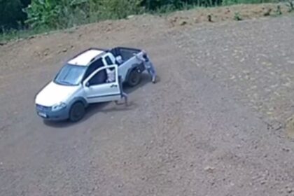 Susto: Gêmeos de 6 anos pulam de carro em movimento antes de queda em barranco