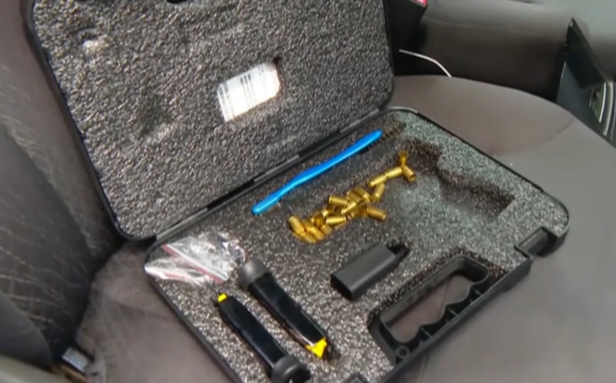 Durante diligências no imóvel do suspeito, a polícia apreendeu dois carregadores de pistola e vários estojos de munição deflagrados.