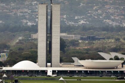 Lula sanciona, com vetos, reajuste salarial para cargos do Legislativo