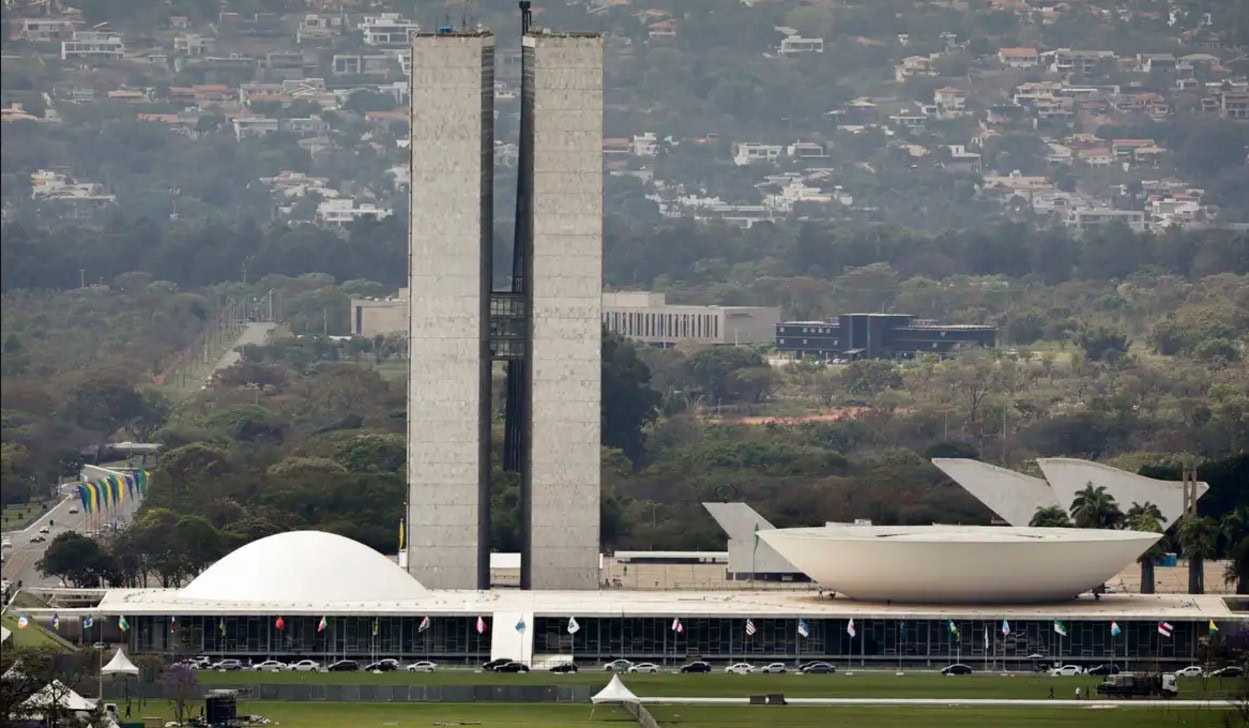 Lula sanciona, com vetos, reajuste salarial para cargos do Legislativo