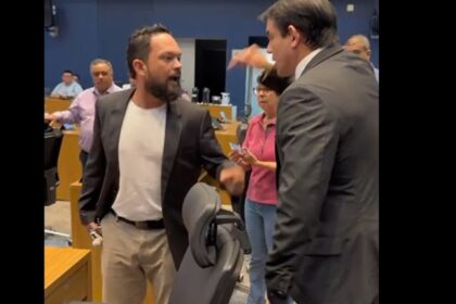 Vereadores Ananias Andrade e Watanabe batem boca por causa de boneco do presidente Lula