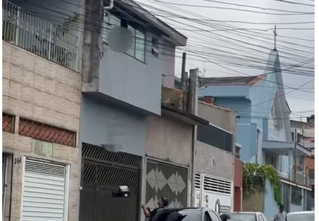 Cena Inusitada: morador do Silvina recebe compras da internet com cesta na janela