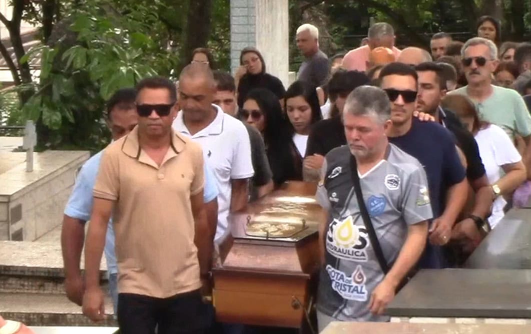 Sob forte comoção, Mariane é sepultada no Cemitério da Vila Euclides, em São Bernardo