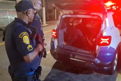 Homem é detido pela GCM após furtar persianas de UBS em São Bernardo. Foto: Reprodução/Vídeo-TV São Bernardo
