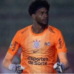 Hugo Souza brilha nos pênaltis, mas sofre racismo após classificação do Corinthians
