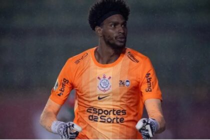 Hugo Souza brilha nos pênaltis, mas sofre racismo após classificação do Corinthians