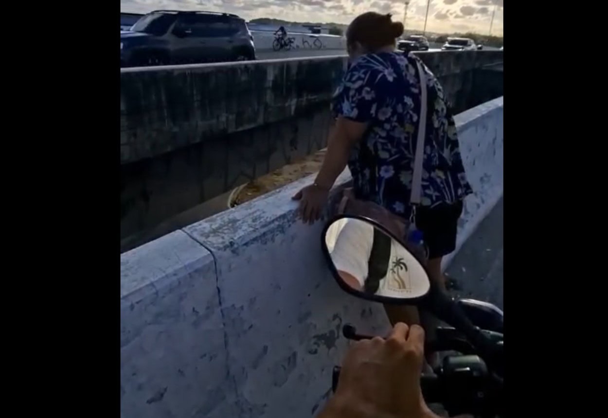 Vídeo: Motociclista salva idosa em viaduto no Recife e mobiliza rede de apoio após vídeo viralizar