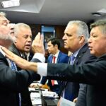 Deputado Paulo Pimenta (Esq.) discute com o presidente da CPMI, senador Carlos Viana Geraldo Magela/Agência Senado