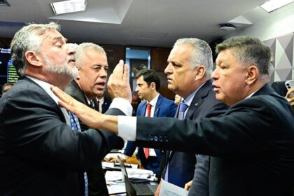 Deputado Paulo Pimenta (Esq.) discute com o presidente da CPMI, senador Carlos Viana Geraldo Magela/Agência Senado