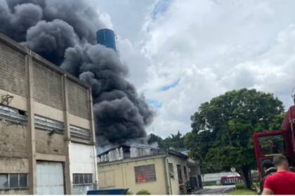 Odor químico e explosão: O que se sabe sobre o incêndio em fábrica no bairro Paulicéia em SBC
