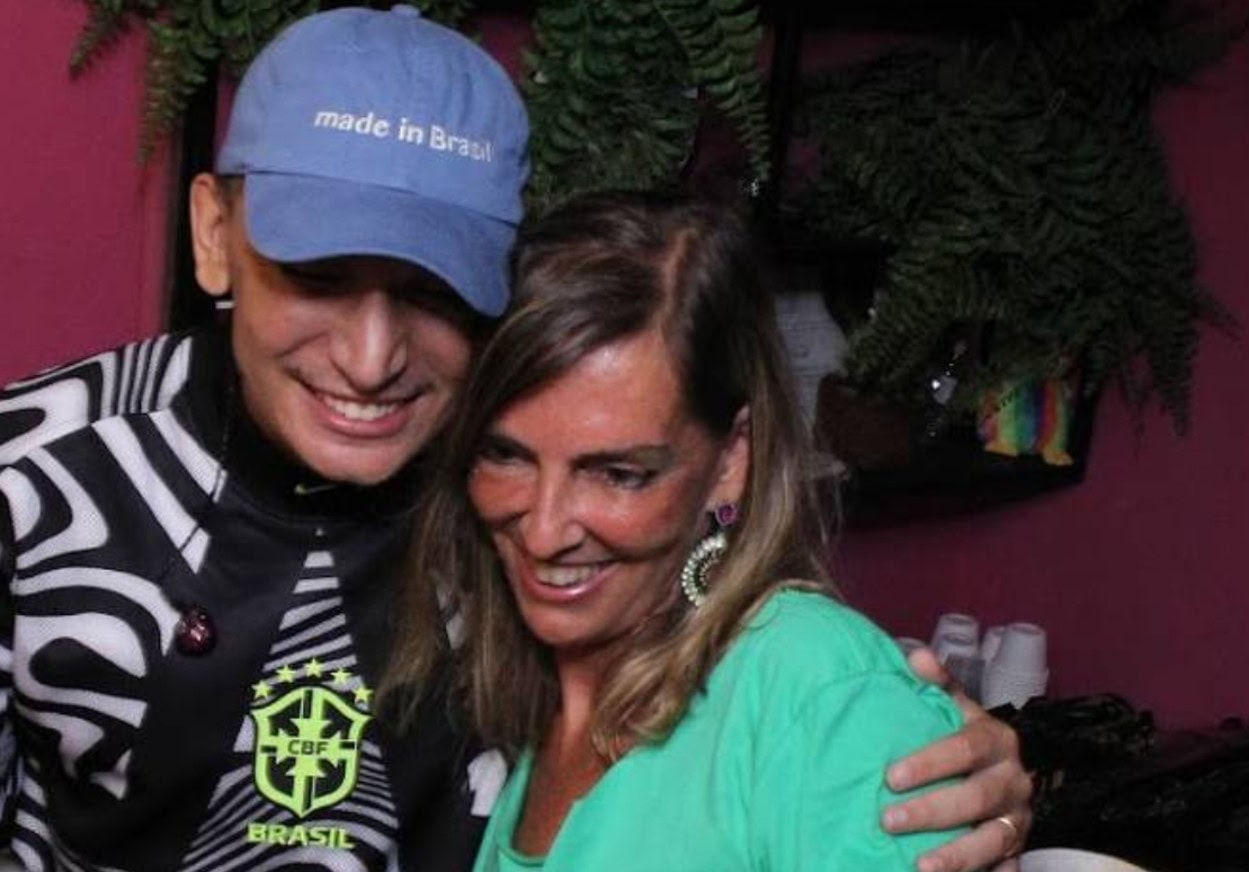 João Gomes interrompe show na Sapucaí para homenagear cientista da UFRJ