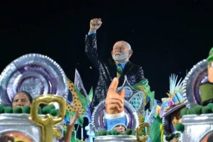 Novo promete acionar o TSE para tornar Lula inelegível após desfile na Sapucaí