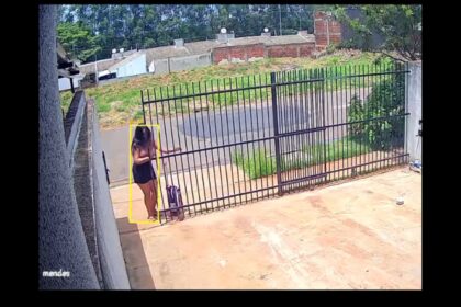 Esqueceu o "item" principal: Mãe sai para levar filha à escola, mas deixa a criança em casa