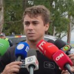 Nikolas Ferreira visita Bolsonaro na prisão e rebate críticas de Eduardo: "Diz muito sobre ele"