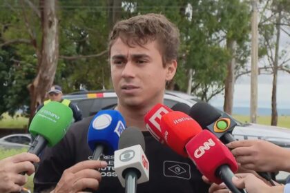 Nikolas Ferreira visita Bolsonaro na prisão e rebate críticas de Eduardo: "Diz muito sobre ele"