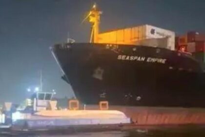 Navio de carga colide com duas balsas no Porto de Santos; tripulantes pularam no mar