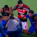 Liderados por figuras como o atacante Pedro, do Flamengo, jogadores das duas equipes se ajoelharam no círculo central para orar por jogador