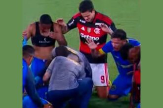 Liderados por figuras como o atacante Pedro, do Flamengo, jogadores das duas equipes se ajoelharam no círculo central para orar por jogador