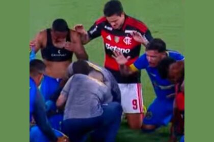 Liderados por figuras como o atacante Pedro, do Flamengo, jogadores das duas equipes se ajoelharam no círculo central para orar por jogador